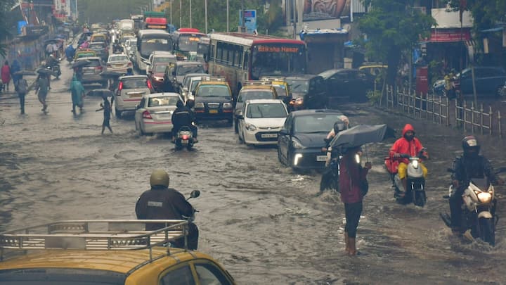 Weather Forecast: मानसून की विदाई के बाद भी कई राज्यों बारिश का दौर थमने का नाम नहीं ले रहा. IMD ने पूर्वोत्तर के कुछ राज्यों सहित देश कई हिस्सों में अगले कुछ दिनों तक बारिश होने की संभावना जताई है.