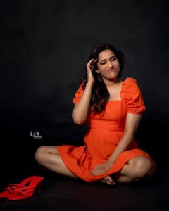 Rashmi Gautam: ముద్దులతో రష్మీ గౌతమ్ ఫోటోషూట్... ఏజ్ అంతా వేస్ట్ చేస్తుందా? అంకుల్స్ ఫాలోయింగ్ ఎక్కువా?