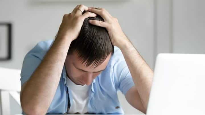 সহকর্মীদের সঙ্গে সুসম্পর্ক বজায় রেখে চলতে হবে যাতে অফিসে কাজের চাপ বেশি হলে তারা কিছু হলেও সাহায্য করতে পারেন।    ছবি-  ফ্রিপিক