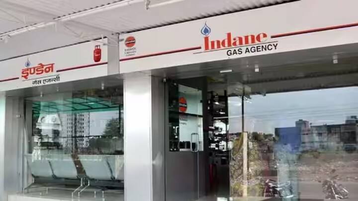 ਸਕੀਮ ਲਈ ਯੋਗ ਔਰਤਾਂ ਆਪਣੇ ਖੇਤਰ ਦੀ ਨਜ਼ਦੀਕੀ ਸਰਕਾਰੀ ਏਜੰਸੀ 'ਤੇ ਜਾ ਕੇ ਇਸ ਸਕੀਮ ਲਈ ਅਪਲਾਈ ਕਰ ਸਕਦੀਆਂ ਹਨ। ਇਸ ਦੇ ਨਾਲ, ਉਹ ਨਜ਼ਦੀਕੀ CSC ਕੇਂਦਰ ਵਿੱਚ ਜਾ ਕੇ ਉੱਜਵਲਾ ਸਕੀਮ ਲਈ ਆਨਲਾਈਨ ਅਪਲਾਈ ਵੀ ਕਰ ਸਕਦੀਆਂ ਹਨ।