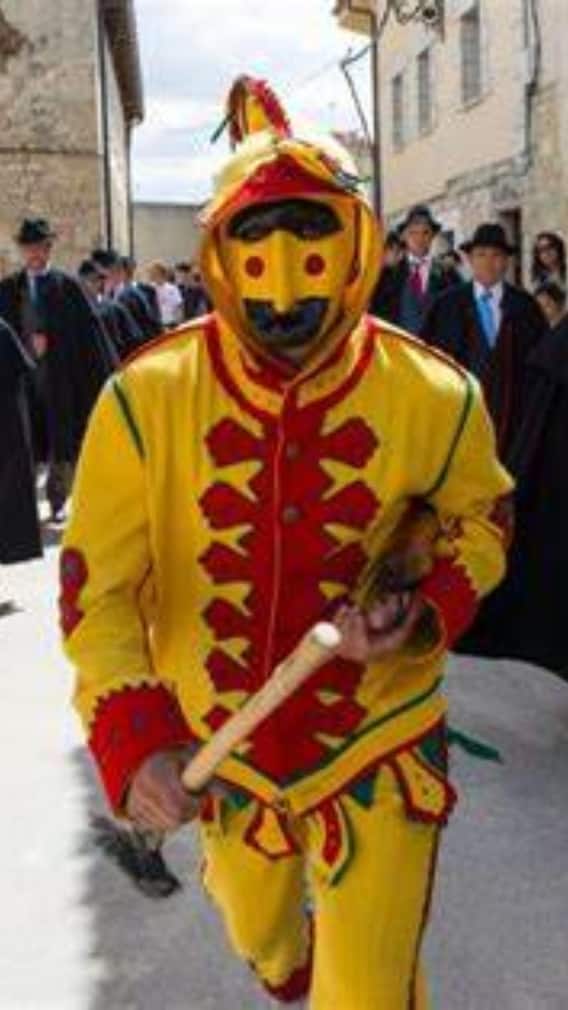 पाप धोने के लिए बच्चों पर कूदते हैं यहां के लोग