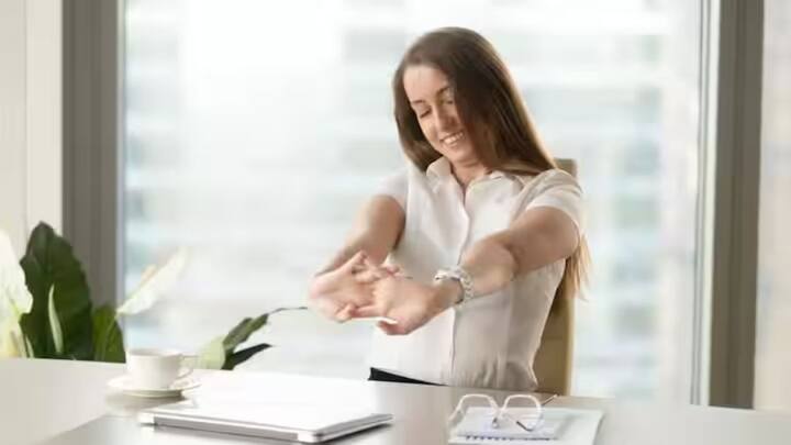 ਜਦੋਂ ਤੁਸੀਂ ਦਫ਼ਤਰ ਵਿੱਚ ਕੰਮ ਕਰ ਰਹੇ ਹੁੰਦੇ ਹੋ ਤਾਂ ਇਸ ਸਮੇਂ ਦੌਰਾਨ ਤੁਹਾਡੇ ਲਈ ਬ੍ਰੇਕ ਲੈਣਾ ਬਹੁਤ ਜ਼ਰੂਰੀ ਹੈ। ਤੁਹਾਨੂੰ ਹਰ ਘੰਟੇ 5-10 ਮਿੰਟ ਦਾ ਬ੍ਰੇਕ ਲੈਣਾ ਚਾਹੀਦਾ ਹੈ। ਇਹ ਤੁਹਾਡੇ ਦਿਮਾਗ ਨੂੰ ਤਰੋਤਾਜ਼ਾ ਕਰਨ ਵਿੱਚ ਮਦਦ ਕਰੇਗਾ। ਬ੍ਰੇਕ ਦੇ ਦੌਰਾਨ, ਕੁਝ ਸਟਰੈਚਿੰਗ ਜਾਂ ਸੈਰ ਕਰੋ।