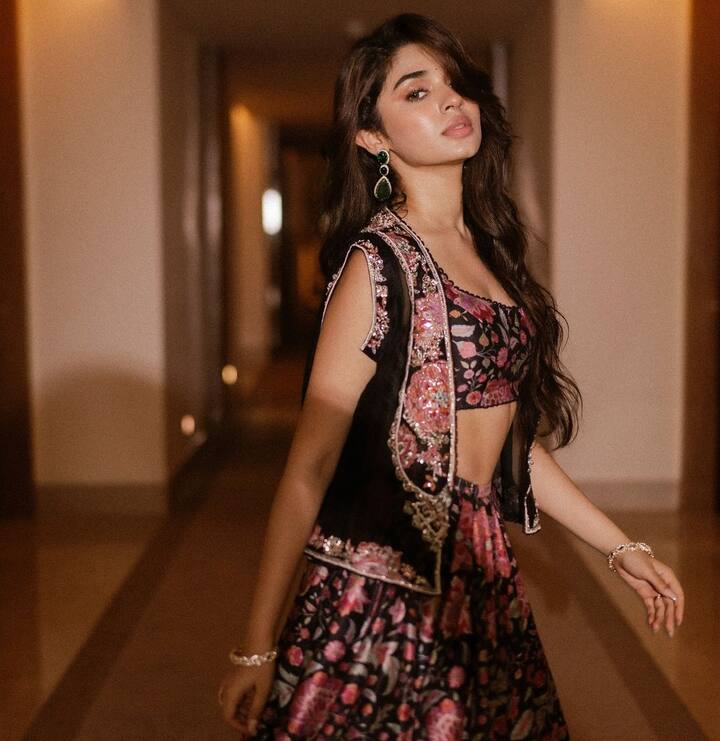 Expression queen ❤️💖💘😘😍🥰🫶✨💫💎💕💞 అంటూ ఒకరు కామెంట్ చేయగా.. లవ్ సింబల్స్​ పెడుతూ వారి లవ్​ని ఎక్స్​ప్రెస్​ చేస్తున్నారు. (Images Source : Instagram/Krithi Shetty)