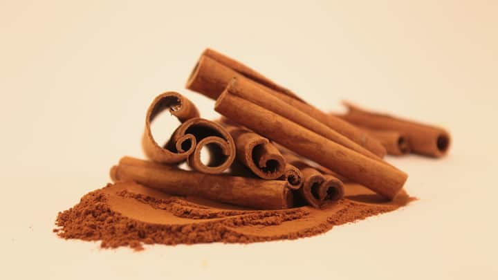 2. Cinnamon can  improve body metabolism, targeting the fat deposited in the abdominal area.(Image source: Canva)