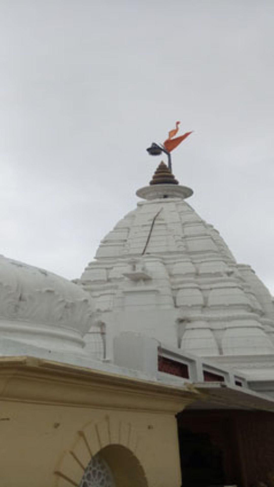 यहां की प्रमुख धार्मिक स्थलों में सिद्धेश्वर