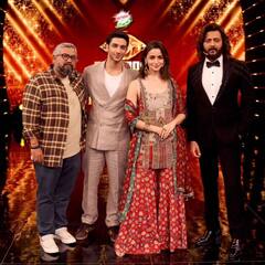 Jigra के प्रमोशन में लाल शरारा सूट में दिखा Alia Bhatt  का देसी लुक, सूट-बूट में नजर आए Vedang Raina