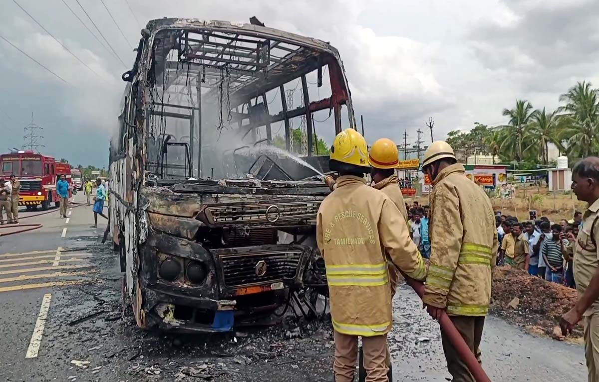 இரு சக்கர வாகனம் மோதி தீ பற்றி எரிந்த பேருந்து; அடியில் சிக்கி உடல் கருகி ஒருவர் உயிரிழந்த சோகம்