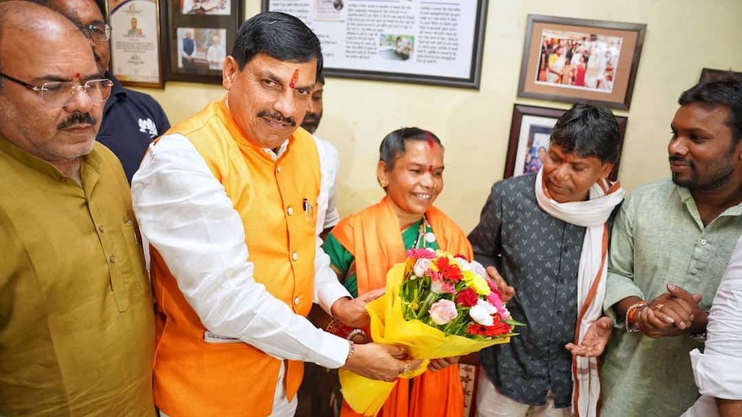 पद्मश्री से सम्मानित दुर्गा बाई व्याम BJP में शामिल, CM मोहन यादव ने दिलाई सदस्यता Durga Bai Vyam Padma Shri Awardee Tribal Artist Joins BJP CM Mohan Yadav MP News पद्मश्री से सम्मानित दुर्गा बाई व्याम BJP में शामिल, CM मोहन यादव ने दिलाई सदस्यता