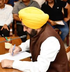 Punjab News: ਪੰਜਾਬ ਸਰਕਾਰ ਨੇ ਲਿਆ 1150 ਕਰੋੜ ਰੁਪਏ ਦਾ ਨਵਾਂ ਕਰਜ਼ਾ, ਬਿਕਰਮ ਮਜੀਠੀਆ ਨੇ ਫਿਰ ਘੇਰਿਆ CM ਮਾਨ ਨੂੰ, ਬੋਲੇ- ''ਪੈਸਾ ਪੰਜਾਬ ਦਾ, ਮੌਜਾਂ ਦਿੱਲੀ ਵਾਲੇ ’ਸਾਹਿਬ’ ਦੀਆਂ''