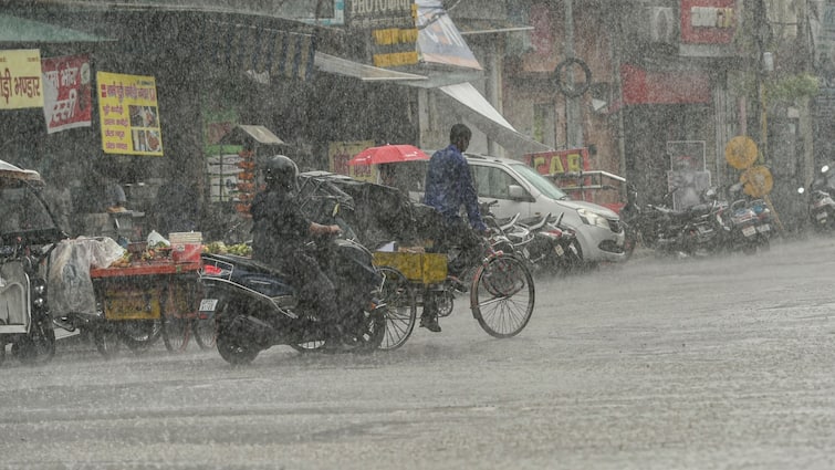 tamilnadu weather forecast for today chennai rain updates rmc alert october  8 orange alert | TN Rain Updates: ஆரஞ்சு அலெர்ட் - 10 மாவட்டங்களில்  கனமழைக்கு வாய்ப்பு - வானிலை மையம் எச்சரிக்கை