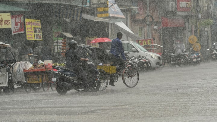 IMD Weather Forecast: मानसून की विदाई के बाद भी कई राज्यों में बारिश का दौरा जारी रहेगा. इस बार दुर्गा पूजा में बारिश खलल डाल सकती है.