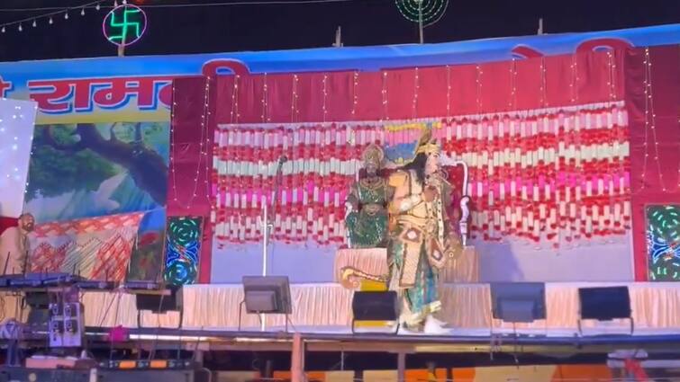 Delhi Viral Video of Man Collapses with heart attack During Ramleela Live Performance श्रीराम की भूमिका निभा रहे शख्स को स्टेज पर आया हार्ट अटैक, Live परफॉर्मेंस के दौरान मौत, विचलित कर देगा वीडियो