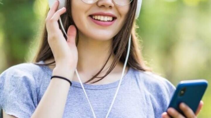 ਸ਼ੌਕ ਲਈ ਸਮਾਂ ਕੱਢੋ। ਬਹੁਤ ਸਾਰੇ ਲੋਕ ਦਫਤਰੀ ਕੰਮ ਨੂੰ ਆਪਣਾ ਜੀਵਨ ਬਣਾ ਲੈਂਦੇ ਹਨ। ਪਰ ਅਜਿਹਾ ਨਹੀਂ ਹੈ, ਤੁਹਾਡੇ ਸ਼ੌਕ ਵੀ ਤੁਹਾਡੀ ਜ਼ਿੰਦਗੀ ਵਿੱਚ ਬਹੁਤ ਮਹੱਤਵਪੂਰਨ ਹਨ। ਜੇਕਰ ਤੁਸੀਂ ਦਫਤਰੀ ਕੰਮ ਦੇ ਨਾਲ-ਨਾਲ ਕਿਤਾਬਾਂ ਪੜ੍ਹਨਾ ਪਸੰਦ ਕਰਦੇ ਹੋ। ਇਸ ਲਈ ਕੋਈ ਕਿਤਾਬ ਪੜ੍ਹੋ, ਸੰਗੀਤ ਸੁਣੋ, ਜੇਕਰ ਤੁਹਾਨੂੰ ਪੇਂਟਿੰਗ ਪਸੰਦ ਹੈ ਤਾਂ ਉਹ ਵੀ ਕਰੋ। ਉਹ ਕਰਦੇ ਰਹੋ ਜੋ ਤੁਹਾਨੂੰ ਸ਼ਾਂਤੀ ਦਿੰਦਾ ਹੈ। ਇਸ ਨਾਲ ਤੁਹਾਡਾ ਦਿਮਾਗ ਤੰਦਰੁਸਤ ਰਹੇਗਾ।