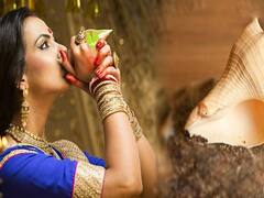 Vastu Tips :  दिवाळीआधीच घराच्या 'या' दिशेला ठेवा शंख; पैशांची आवक वाढेल, देवी लक्ष्मीची राहील कृपा