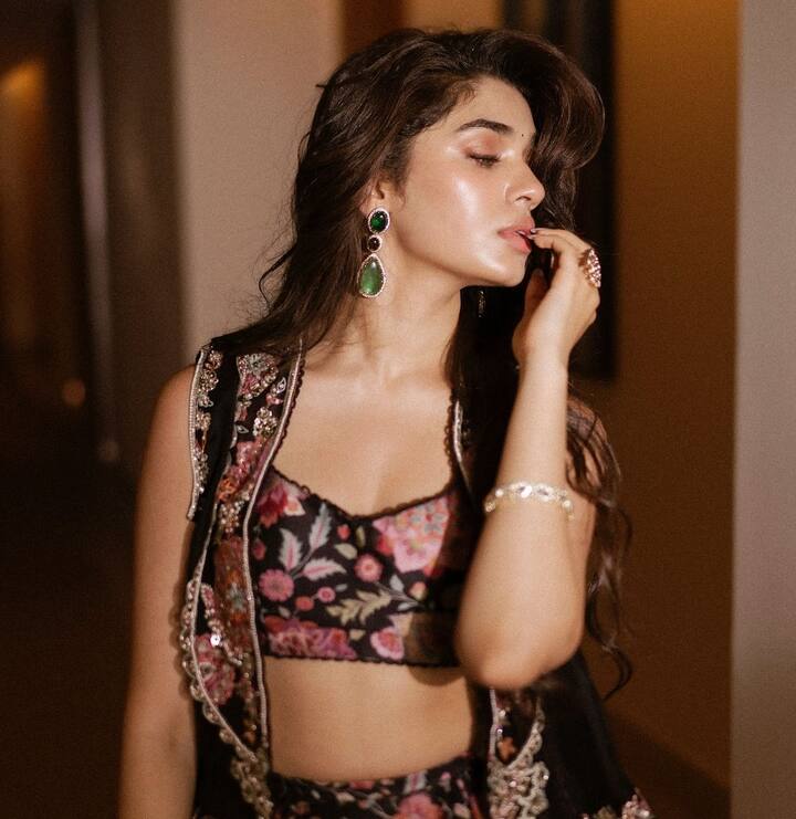 కృతి శెట్టి హీరోయిన్​గా సినీ కెరీర్​ను ఉప్పెన సినిమాతో ప్రారంభించింది. తెలుగు, తమిళం, మలయాళం సినిమాల్లో హీరోయిన్​గా నటిస్తూ కెరీర్​ను ముందుకు తీసుకెళ్తోంది కృతి.(Images Source : Instagram/Krithi Shetty)