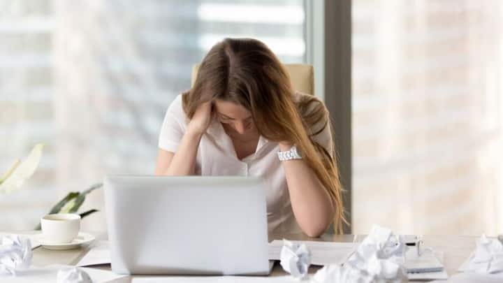 বেশি কাজ একবারে নেওয়া একেবারেই অনুচিত। এক্ষেত্রে উর্ধ্বতন কর্তৃপক্ষের সঙ্গে আলোচনা করে নিন। কীভাবে কাজ সামাল দেওয়া যায় তা পরিকল্পনা করে নিতে হবে।   ছবি-  ফ্রিপিক