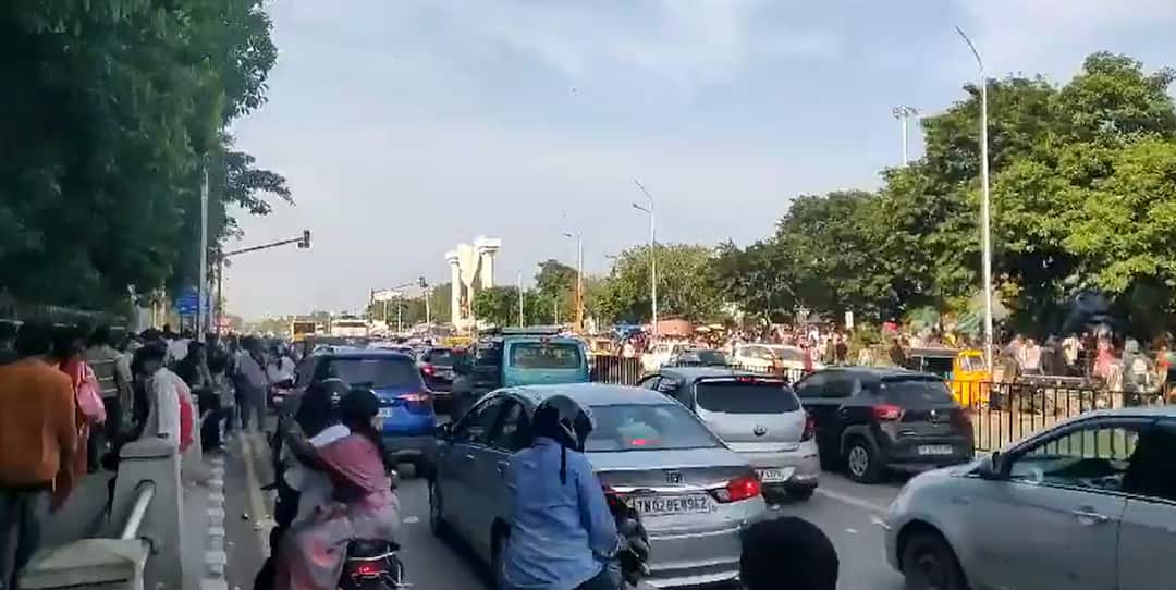 traffic normalised in Marina Beach Chennai Air show 2024 Chennai Traffic Police explanation Air show 2024: மெரினா கடற்கரை பகுதிகளில் சீராகி வரும் போக்குவரத்து; காவல்துறை விளக்கம்!