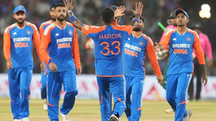 भारत ने बांग्लादेश को ग्वालियर टी20 मैच में बुरी तरह हरा दिया. टीम इंडिया ने 11.5 ओवरों में ही मैच जीत लिया. इस मुकाबले में हार्दिक पांड्या ने विस्फोटक प्रदर्शन किया. पांड्या ने नाबाद 39 रन बनाए.