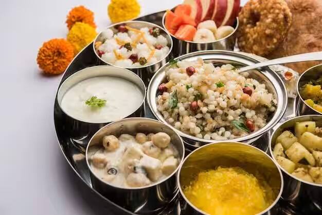 ડાયાબિટીસના દર્દીઓ જે ઉપવાસ કરવા જઈ રહ્યા છે તેઓ તેમના ડૉક્ટર મુજબ ડાયેટ ચાર્ટ બનાવવો જોઈએ, જેથી તે તેમને સુગરને યોગ્ય રીતે નિયંત્રિત કરવામાં મદદ કરશે. ખોરાકમાં સુગરની માત્રાને નિયંત્રિત કરવાની રીતો પણ જાણવી જોઈએ.