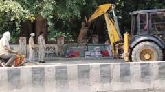 प्रयागराज: फुटपाथ दुकानदार के किताबों से भरे लोहे के बाक्स पर चलाया बुलडोजर