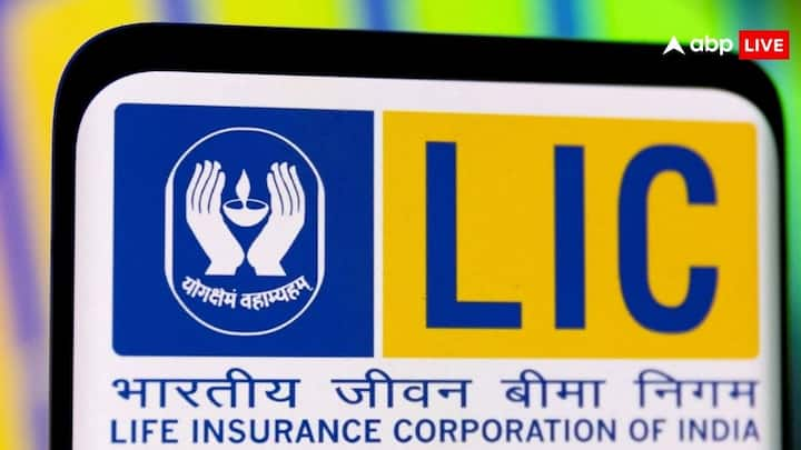 LIC Jeevan Anand Policy: अगर आप भविष्य क लिए फंड जमा करना चाहते हैं. तो एलआईसी की जीवन आनंद पॉलिसी में आप रोजाना 45 रुपये बचाकर 25 लाख रुपये तक इकट्ठे कर सकते हैं.