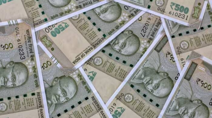 कर्ज- फारच गरज असेल तेव्हाच कर्ज घ्यावे. फिरण्यासाठी, आवडीच्या गोष्टी करण्यासाठी कर्ज घेऊ नये. एकादे कर्ज फेडण्यासाठी दुसरे कर्जही घेऊ नये, तसे केल्यास तुम्ही कर्जाच्या विळख्यात अडकू शकता.