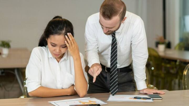 নিজের শখপূরণে সময় দিতে হবে। অনেকেই অফিসের কাজের জন্য নিজের দিকে সময় দেওয়ার কথা ভুলেই যান।    ছবি-  ফ্রিপিক