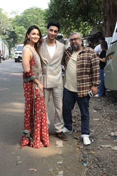 Jigra के प्रमोशन में लाल शरारा सूट में दिखा Alia Bhatt  का देसी लुक, सूट-बूट में नजर आए Vedang Raina