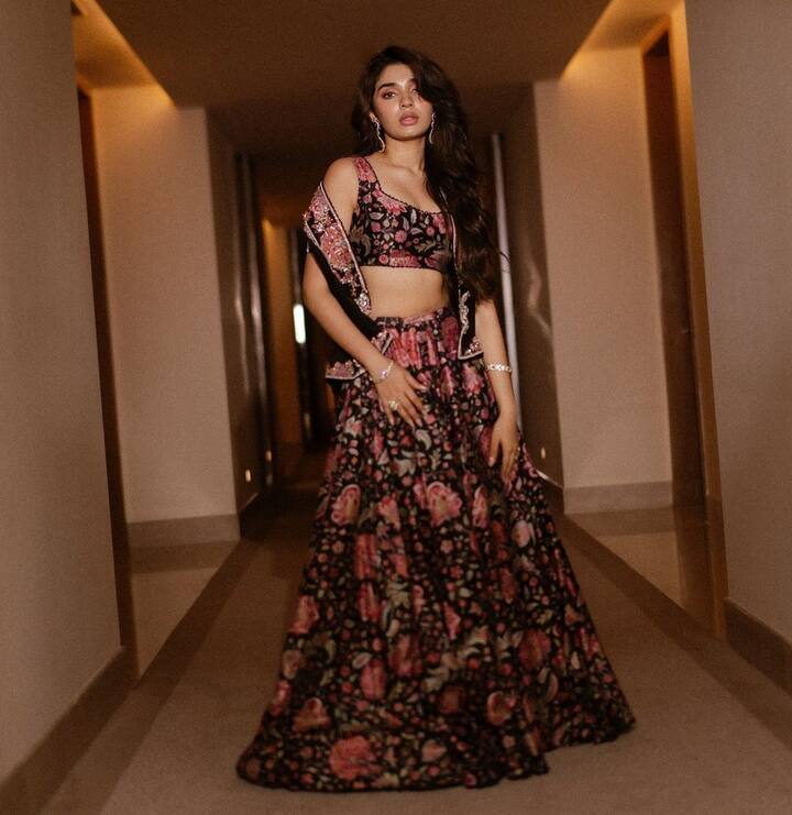 కృతిశెట్టి తన లేటెస్ట్ ఫోటోల్లో ట్రెడీషనల్​ లుక్​లో కనిపించింది. భారీ లెహంగాలో కలర్​ ఫుల్​గా కనిపించింది బేబమ్మ.(Images Source : Instagram/Krithi Shetty)