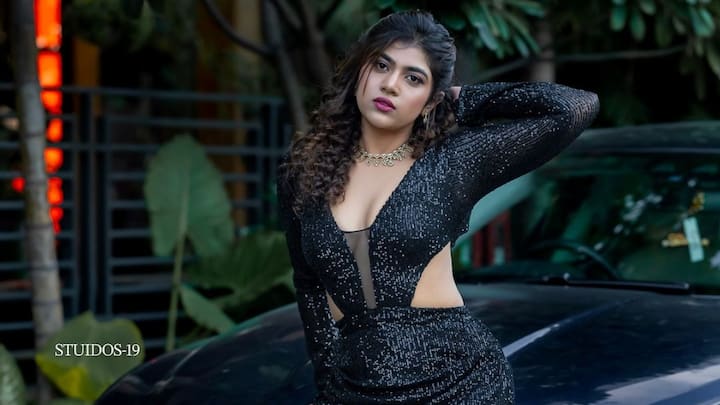 Rithu Chowdary Latest Photos : బుల్లితెర సెలబ్రెటీల్లో రీతూ చౌదరి తన లేటెస్ట్ ఫోటోలను ఇన్​స్టాలో షేర్ చేసింది. డీప్​ నెక్ బాడీ కాన్ డ్రెస్​లో హాట్ ఫోజులిచ్చింది.