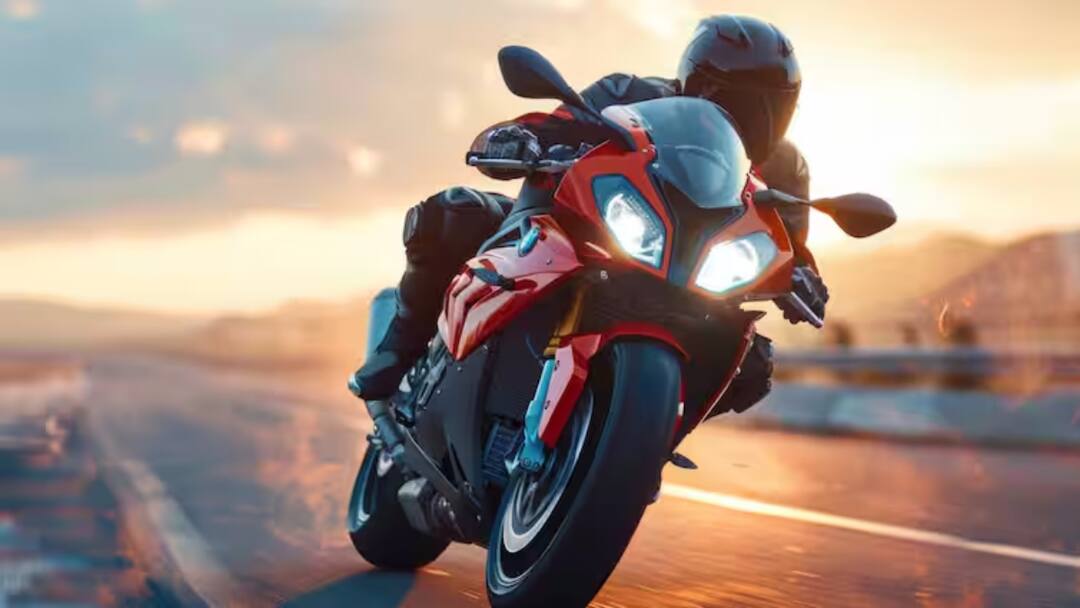 Best Budget Sports Bikes: రూ.1.5 లక్షల్లో స్పోర్ట్స్ బైక్ లుక్ వీటికే సొంతం - ఏ బైక్స్ ఉన్నాయో తెలుసా? Best Sports Bikes Under Rs 1.5 Lakh in India TVS Apache RTR 160 4V Bajaj Pulsar NS160 Check List Best Budget Sports Bikes: రూ.1.5 లక్షల్లో స్పోర్ట్స్ బైక్ లుక్ వీటికే సొంతం - ఏ బైక్స్ ఉన్నాయో తెలుసా?