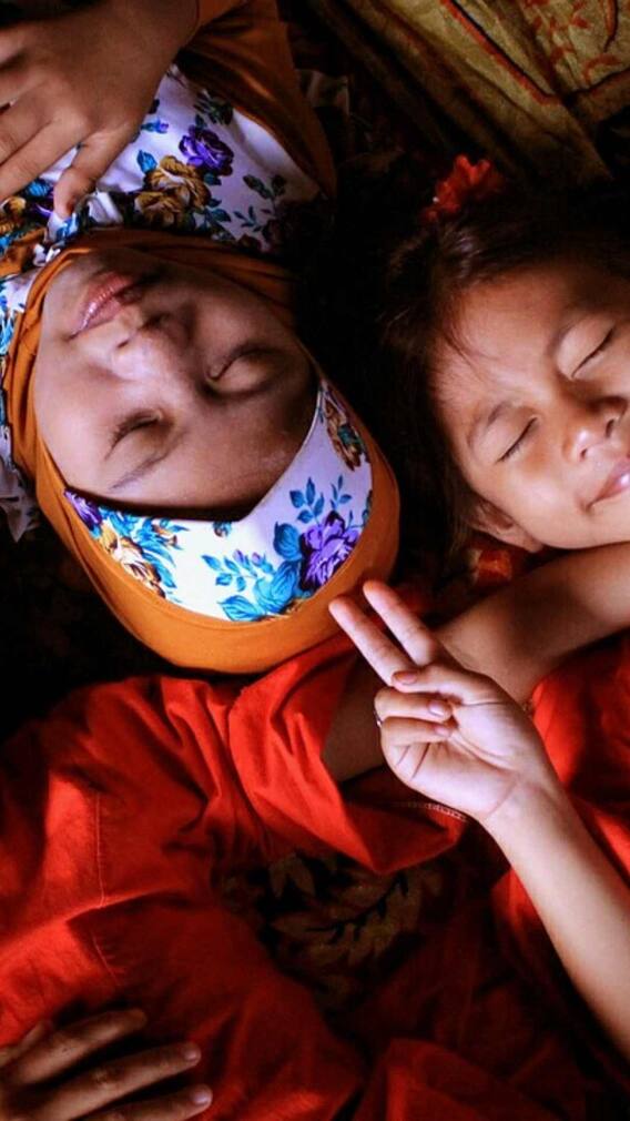 यहां एक देश में सिर तो दूसरे देश में पैर रखकर सोते हैं लोग