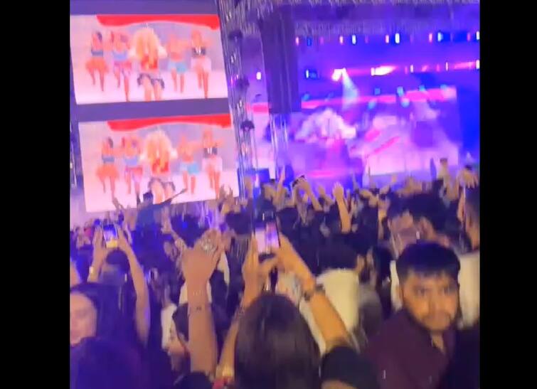 Navratri 2024 Rajkot Khelaiya doing shakira song dance instead of Garba with Hollywood and Bollywood Navratri 2024: રાજકોટમાં ગરબાની મંજૂરી મળેલા પાર્ટી પ્લૉટમાં ગરબાને બદલે થઇ ડાન્સ પાર્ટી, લોકો શકીરાના ગીતો પર ઝૂમ્યા