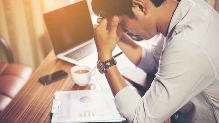 যে কোনও কিছু অতিরিক্ত সীমা পেরিয়ে গেলে তা শরীরের উপর খারাপ প্রভাব ফেলে। কাজের চাপ সামলাতে না পারলে স্বাস্থ্যের উপর বিরূপ প্রভাব পড়তে পারে।   ছবি-  ফ্রিপিক