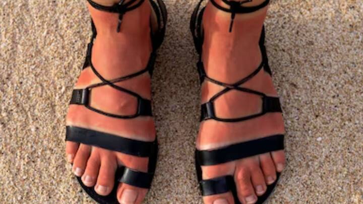 জুতো ছেড়ে পায়ে চটি গলাতে পারলে বাঁচেন কেউ কেউ। খোলা চটি বা পায়ে হাওয়া-বাতাস লাগে এমন জুতো পছন্দ তাঁদের। কেউ কেউ আবার চটি পরতে পারেন না একেবারেই। পা ঢাকা থাকে এমন জুতোই পছন্দ তাঁদের।