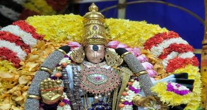 Navratri 2024 Madurai meenakshi amman Sundarar got up and blessed the devotees Navratri 2024: சுந்தரர் அலங்காரத்தில் எழுந்தருளிய மதுரை மீனாட்சியம்மன்.. பரவசத்தில் பக்தர்கள்