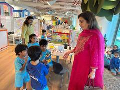 पोते पृथ्वी अंबानी के स्कूल पहुंचीं नीता अंबानी, करीना कपूर के बेटे जेह को सुनाई पेपा पिग की स्टोरी, देखिए खूबसूरत तस्वीरें