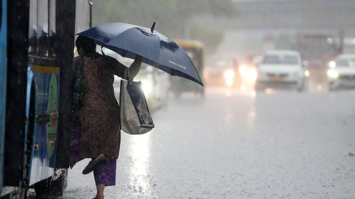পাশাপাশি উত্তরবঙ্গের দুই জেলায় দক্ষিণ দিনাজপুর এবং মালদায় বজ্রবিদ্যুৎ-সহ বৃষ্টির আশঙ্কা রয়েছে।
