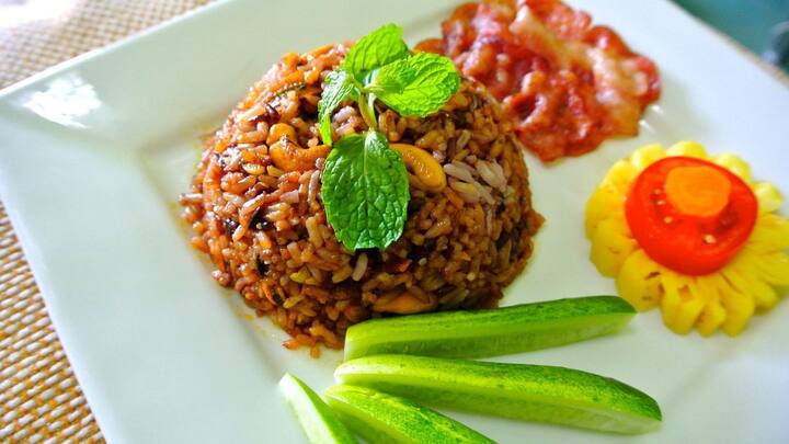 ஒரு டீஸ்பூன் தேங்காய் தூள் மற்றும் முந்திரி தூள் சேர்க்கவும். .நன்றாக கலக்கவும். பிரிஞ்சி கிரேவி தயார். ஒரு பாத்திரத்தில், தண்ணீர் சேர்த்து, ஊறவைத்த பாஸ்மதி அரிசி, உப்பு மற்றும் முழு மசாலா சேர்த்து, ஐந்து நிமிடங்கள் சமைக்கவும். தண்ணீரை வடிகட்டி தனியாக வைக்கவும். ஒரு கிண்ணத்தில், சமைத்த பிரிஞ்சி மசாலாவை சமமாக பரப்பி, அதன் மேல் சமைத்த பாஸ்மதி அரிசியைப் போடவும். 2-3 டீஸ்பூன் குங்குமப்பூ தண்ணீர், 2-3 டீஸ்பூன் நெய்யை சமமாக ஊற்றி, சிறிது வறுத்த வெங்காயம் மற்றும் ஒரு கைப்பிடி கொத்தமல்லி மற்றும் புதினா இலைகளை சேர்க்கவும். 15 நிமிடங்கள் வேக வைத்தால் தயார்.