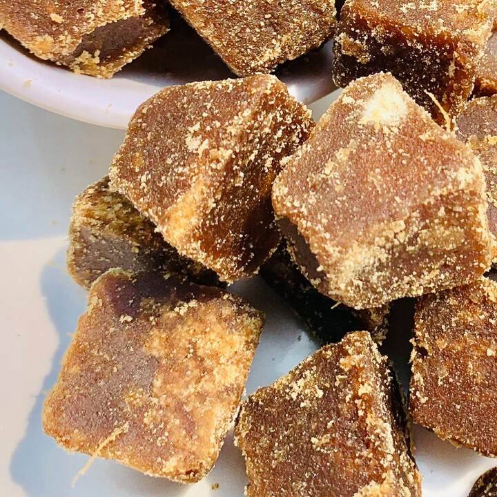 ਅਕਸਰ ਔਰਤਾਂ ਨੂੰ ਪੀਰੀਅਡਜ਼ ਦੌਰਾਨ ਕਾਫ਼ੀ ਤੇਜ਼ ਦਰਦ 'ਚੋਂ ਗੁਜ਼ਰਨਾ ਪੈਂਦਾ ਹੈ। ਅਜਿਹੇ ਵਿਚ 1 ਗਿਲਾਸ ਗੁੜ ਤੇ ਜ਼ੀਰਾ ਦਾ ਪਾਣੀ ਤੁਹਾਡੀ ਇਸ ਸਮੱਸਿਆ ਨੂੰ ਛੂ-ਮੰਤਰ ਕਰ ਸਕਦਾ ਹੈ।