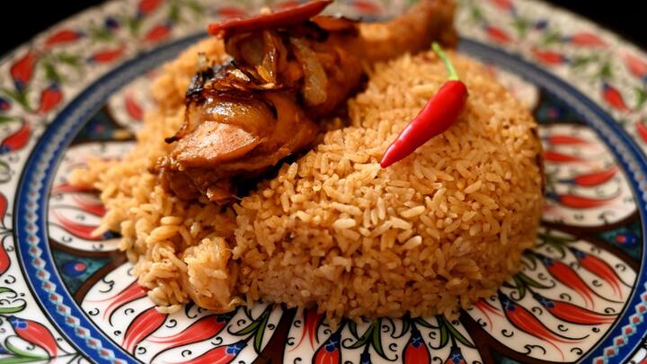 பாஸ்மதி அரிசியை வேகவைக்க    பாஸ்மதி அரிசி - 300 கிராம் உப்பு - 1 தேக்கரண்டி பட்டை கிராம்பு   ஏலக்காய் அன்னாசிப்பூ பிரியாணி இலை  ஷாஜீரா.....ஒரு பெரிய கிண்ணத்தில், 400 கிராம் தயிர், அரை தேக்கரண்டி மஞ்சள் தூள், இரண்டு தேக்கரண்டி காஷ்மீரி சிவப்பு மிளகாய் தூள், ஒன்றரை தேக்கரண்டி சீரக தூள், இரண்டு தேக்கரண்டி கொத்தமல்லி தூள், ஒன்றரை தேக்கரண்டி கரம் மசாலா தூள், ஒரு தேக்கரண்டி உப்பு மற்றும் கலக்கவும். அது அனைத்து. அரை கிலோ சிறிய கத்தரிக்காயை எடுத்து, அதன் தலை வரை நான்காக நறுக்கவும்.