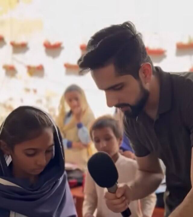 स्कूल के एक दुलाराम नाम के एक टीचर ने बताया कि पहली, दूसरी और तीसरी क्लास के बच्चों को हिंदी अक्षरों और अंकों के बारे में बताया जाता है. इस दौरान फर्स्ट क्लास की एक बच्ची ने साफ-साफ शब्दों में उन अक्षरों को पढ़कर सुनाया.