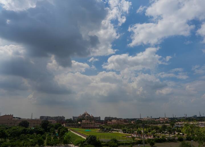 दिल्ली में रविवार को अधिकतम तापमान 35.7 डिग्री सेल्सियस दर्ज किया गया, जो औसत से एक डिग्री ज्यादा रहा.