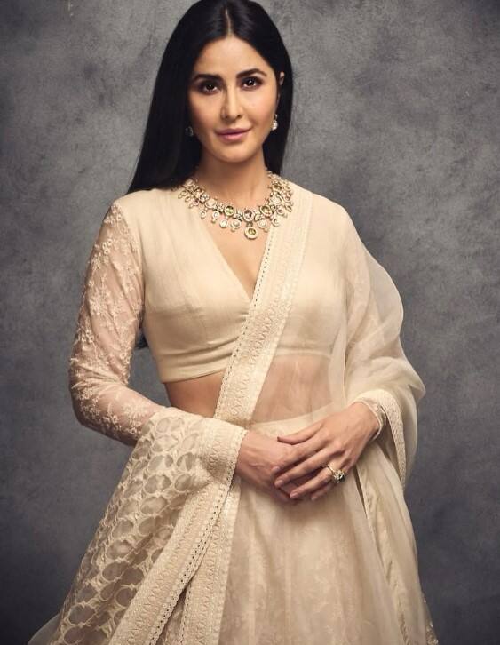 ਅਦਾਕਾਰਾ ਸਿਹਤ ਸਮੱਸਿਆ ਤੋਂ ਪੀੜਤ...?  ਕੈਟਰੀਨਾ ਦੇ ਹੱਥ 'ਤੇ ਇੱਕ ਕਾਲਾ ਪੈਚ ਦਿਖਾਈ ਦੇ ਰਿਹਾ ਸੀ। ਇਸ ਗੱਲ ਨੇ ਕਈ ਲੋਕਾਂ ਨੂੰ ਹੈਰਾਨ ਕਰ ਦਿੱਤਾ। ਪ੍ਰੋਗਰਾਮ ਲਈ ਜਾਂਦੇ ਸਮੇਂ ਏਅਰਪੋਰਟ 'ਤੇ ਨਜ਼ਰ ਆਈ ਕੈਟਰੀਨਾ ਦੀਆਂ ਕਈ ਤਸਵੀਰਾਂ ਸੋਸ਼ਲ ਮੀਡੀਆ 'ਤੇ ਚਰਚਾ ਦਾ ਵਿਸ਼ਾ ਬਣ ਗਈਆਂ। ਉਸਦੀ ਬਾਂਹ 'ਤੇ ਦਿਖਾਈ ਦੇਣ ਵਾਲੇ ਇਸ ਕਾਲੇ ਪੈਚ ਨੂੰ ਦੇਖ ਕੇ ਕਈ ਲੋਕਾਂ ਨੇ ਅੰਦਾਜ਼ਾ ਲਗਾਇਆ ਕਿ ਸ਼ਾਇਦ ਅਦਾਕਾਰਾ ਕਿਸੇ ਸਿਹਤ ਸਮੱਸਿਆ ਤੋਂ ਪੀੜਤ ਹੈ।