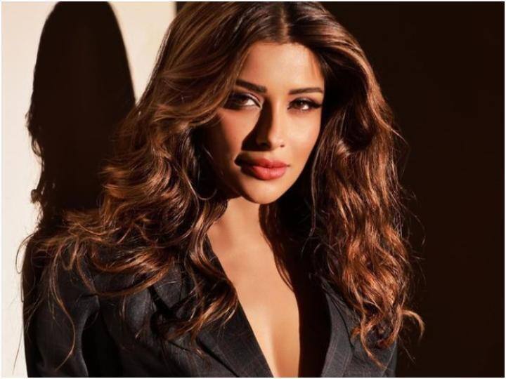 आता ही अभिनेत्री बिग बॉसचं घर गाजवताना दिसणार आहे. नायरानं 100-200 नव्हे तर 400 जोडी कपड्यांसह बिग बॉसच्या घरात प्रवेश केल्याची माहिती मिळत आहे.