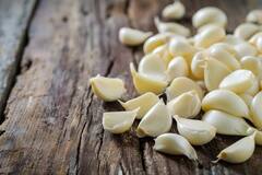 क्या पिंपल्स से छुटकारा दिला सकती है रोजाना लहसुन की एक कली, जान लें क्या कहते हें एक्सपर्ट्स