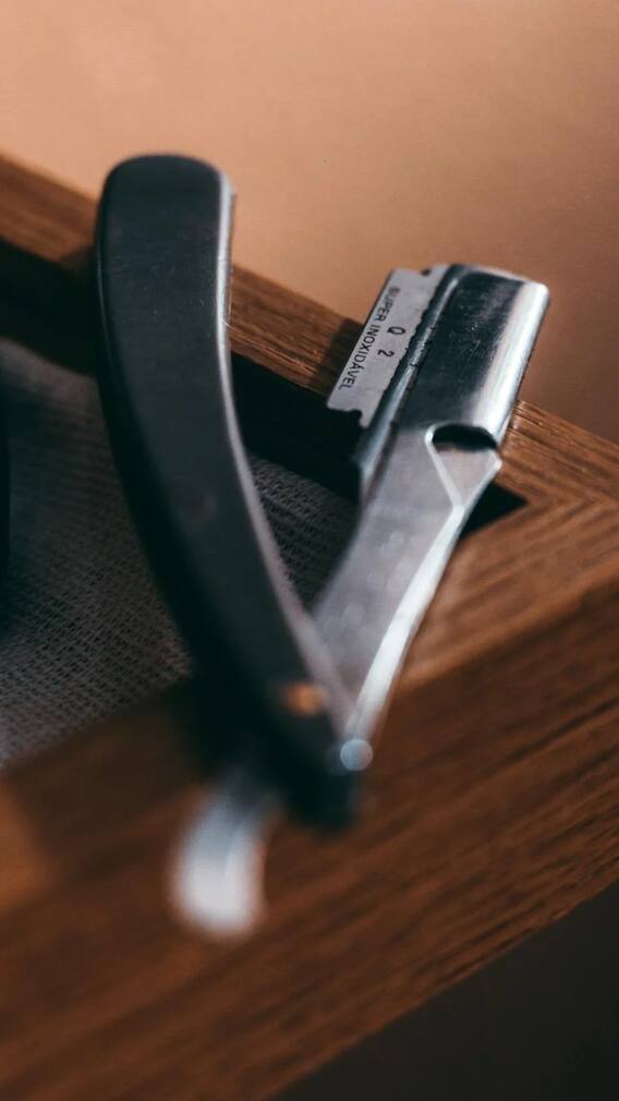 पलंग, साइकिल, ब्लेड, टेलीविजन, कंप्यूटर सब खा जाता है ये शख्स