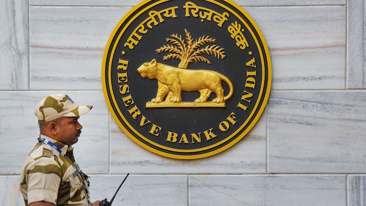 RBI Recruitment 2024:  દરેક વ્યક્તિ ભારતીય રિઝર્વ બેન્ક (RBI) માં નોકરી મેળવવાનું સપનું જુએ છે. જો તમારું પણ આવું સપનું છે તો તમારા માટે આ એક ગોલ્ડન તક છે.