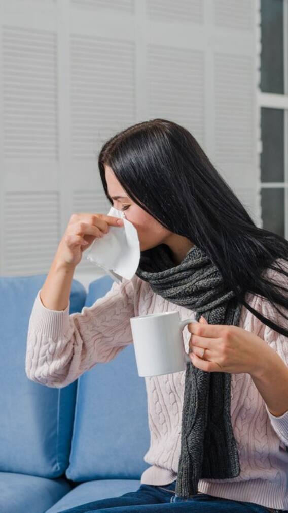 लगातार आ रही है छींक तो दूध में मिलाकर पी लें ये पीली चीज