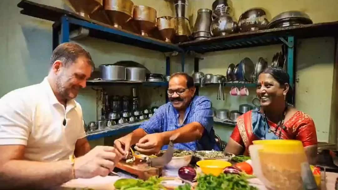 Rahul Gandhi reached Dalit kitchen, shared a video of cooking with his family in the kitchen દલિતના કિચનમાં પહોંચ્યાં રાહુલ ગાંધી, રસોડામાં પરિવાર સાથે મળીને બનાવી રસોઇ, શેર કર્યો વીડિયો